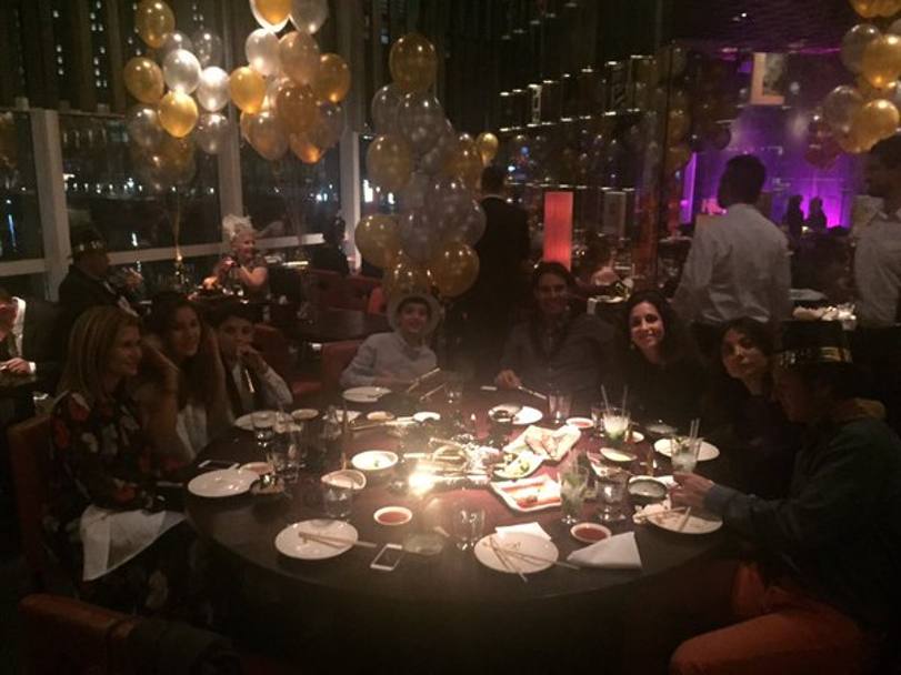 Il tennista spagnolo Rafa Nadal saluta il 2015 a cena con la famiglia. Twitter